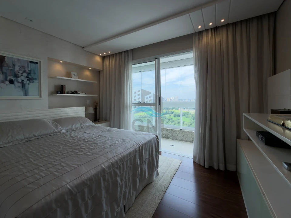 Suíte master com sacada e vista panorâmica