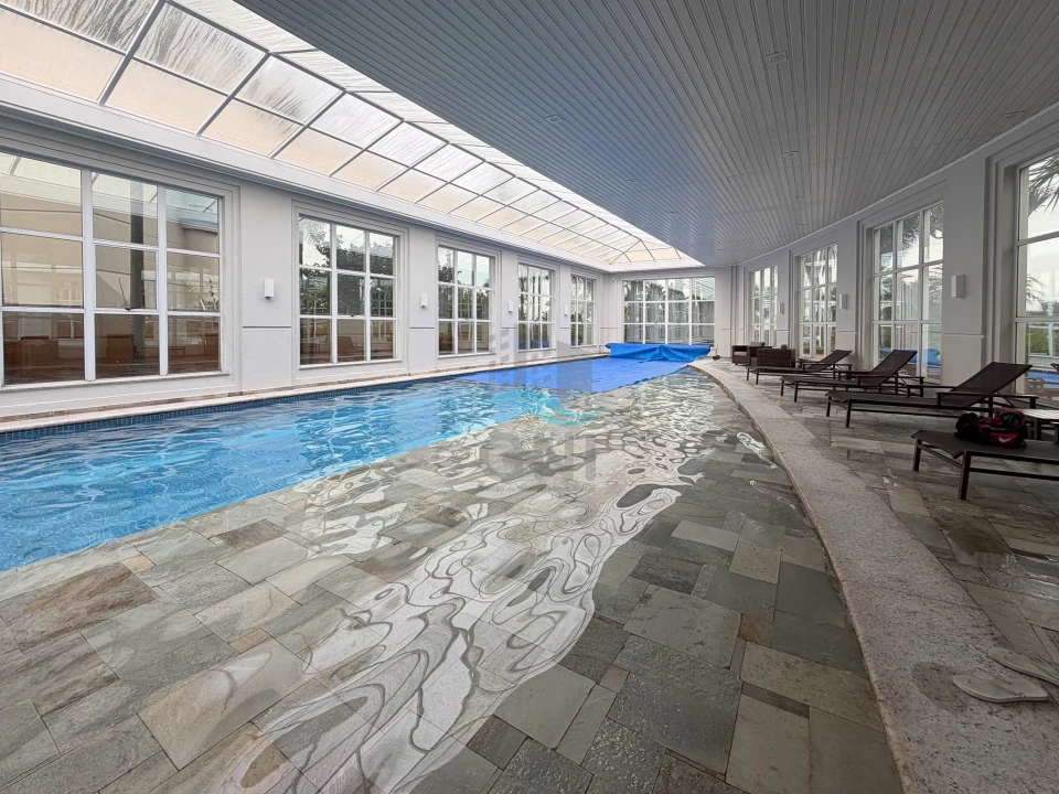 Piscina coberta aquecida